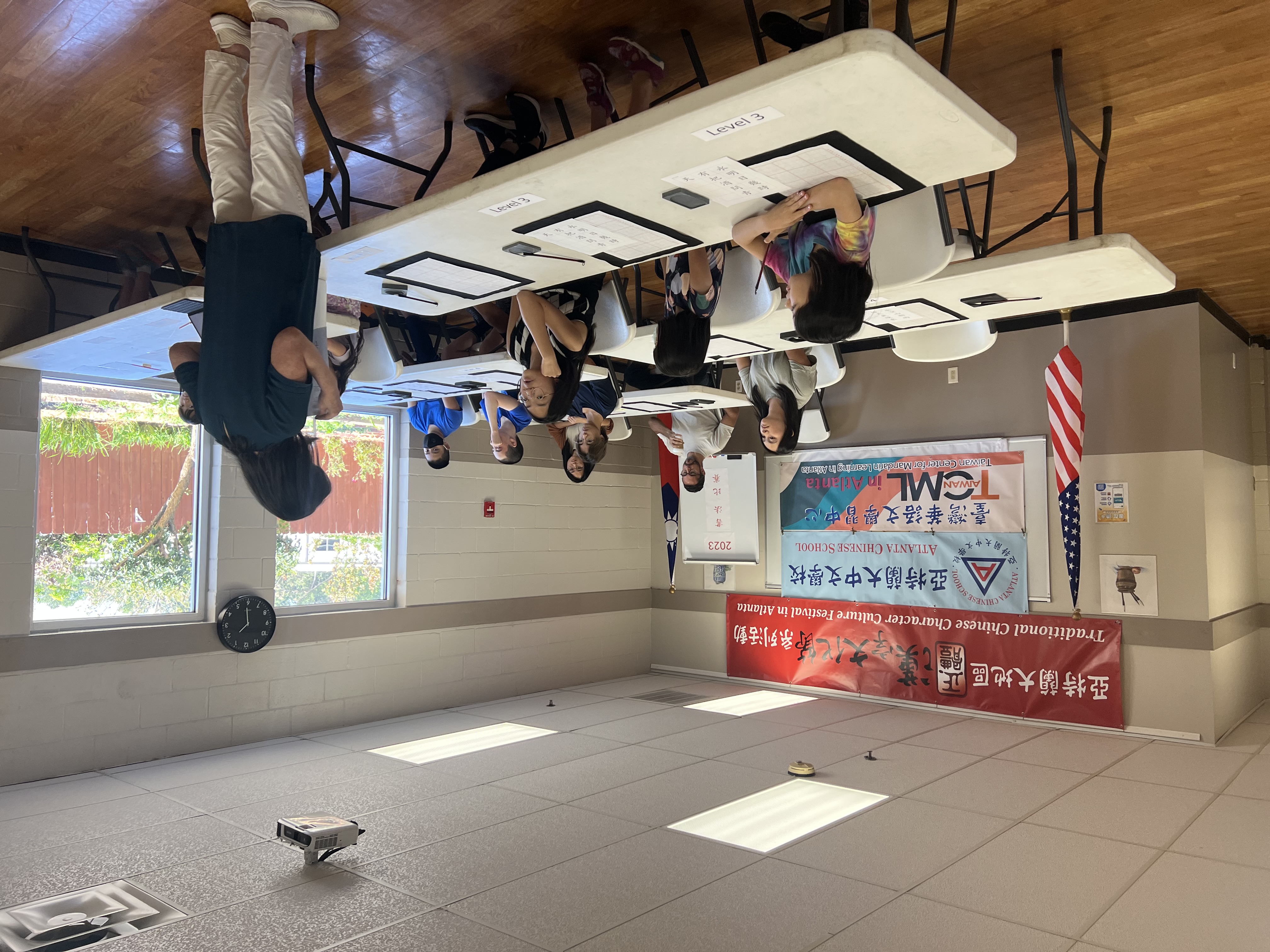 亞特蘭大中文學校的陳副校長真玢致歡迎詞及簡單解說文房四寶作為開幕序