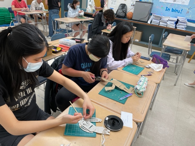 同學們聚精會神的製作皮影戲偶