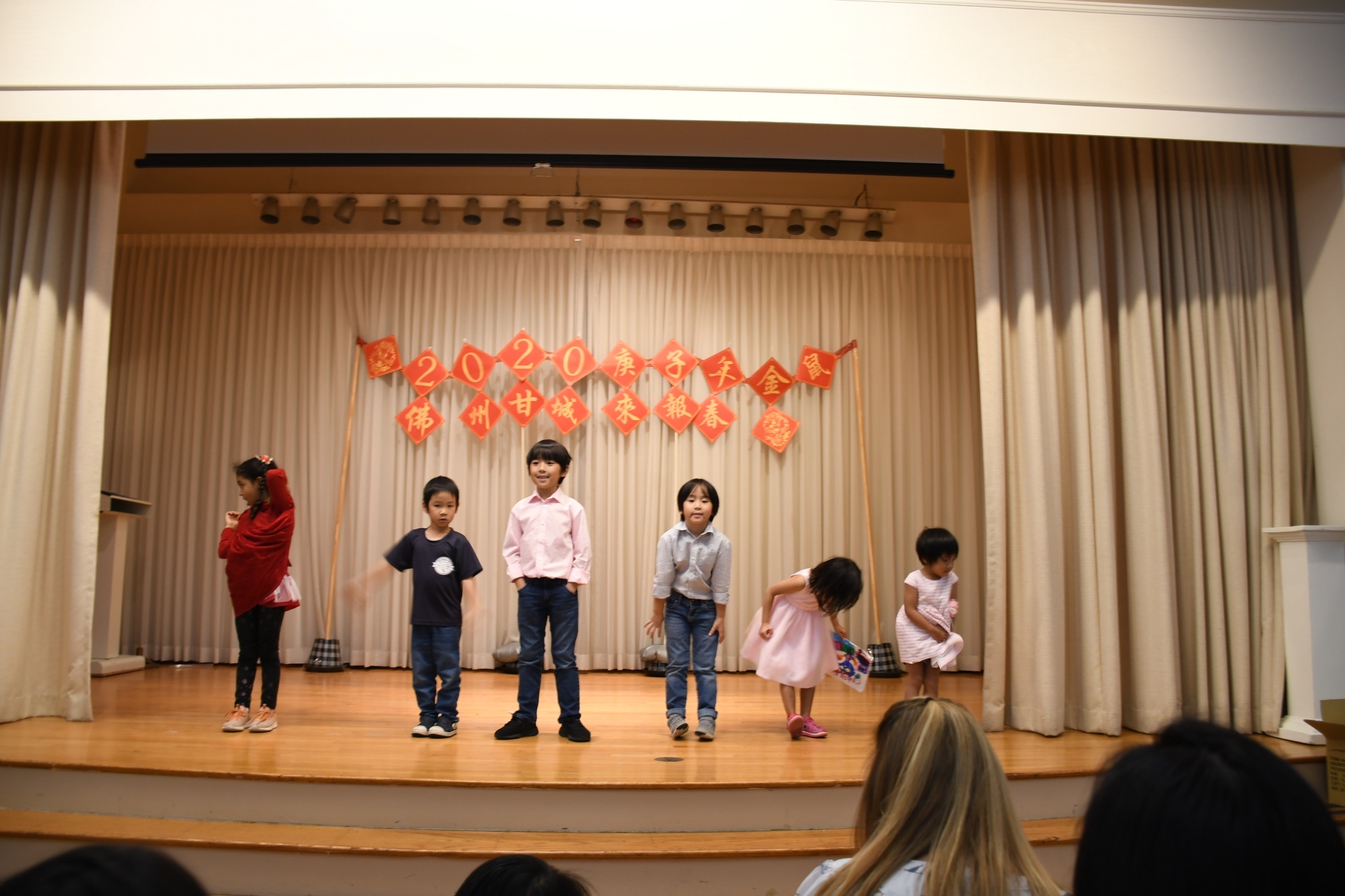 甘城中文學校學生一同合唱「快樂天堂」