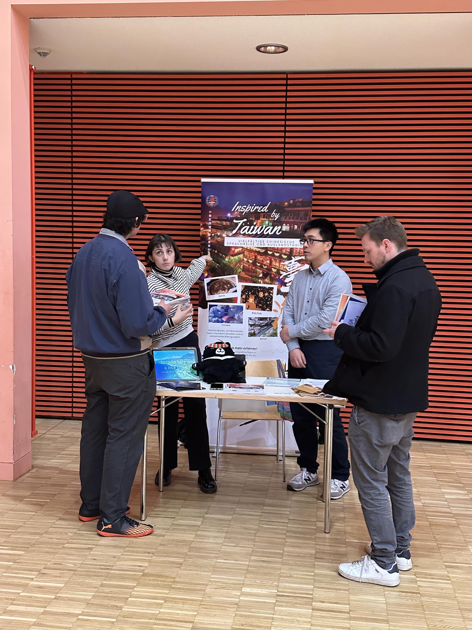 工作人員介紹台灣與華語文中心