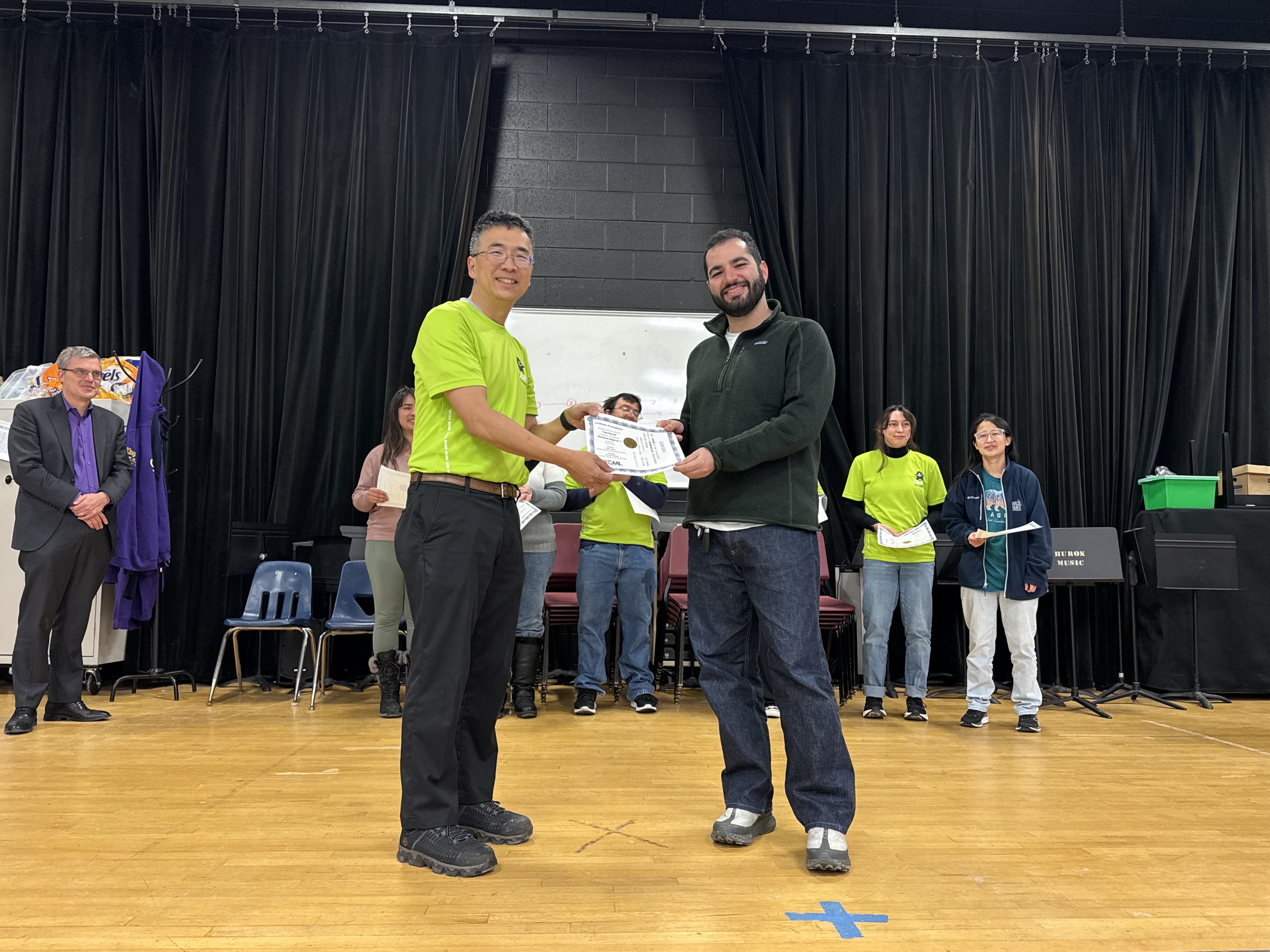 安娜堡中文學校TCML師生合影，開心領取僑委會臺灣風情月曆