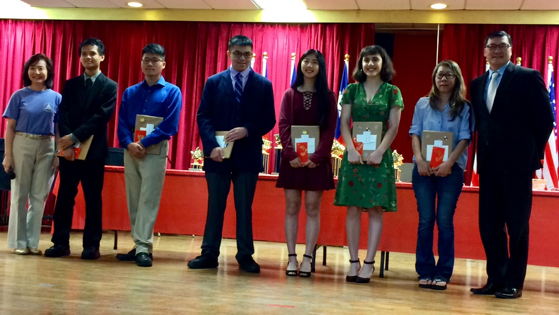 華人活動中心董事長獎(右一邊銓)