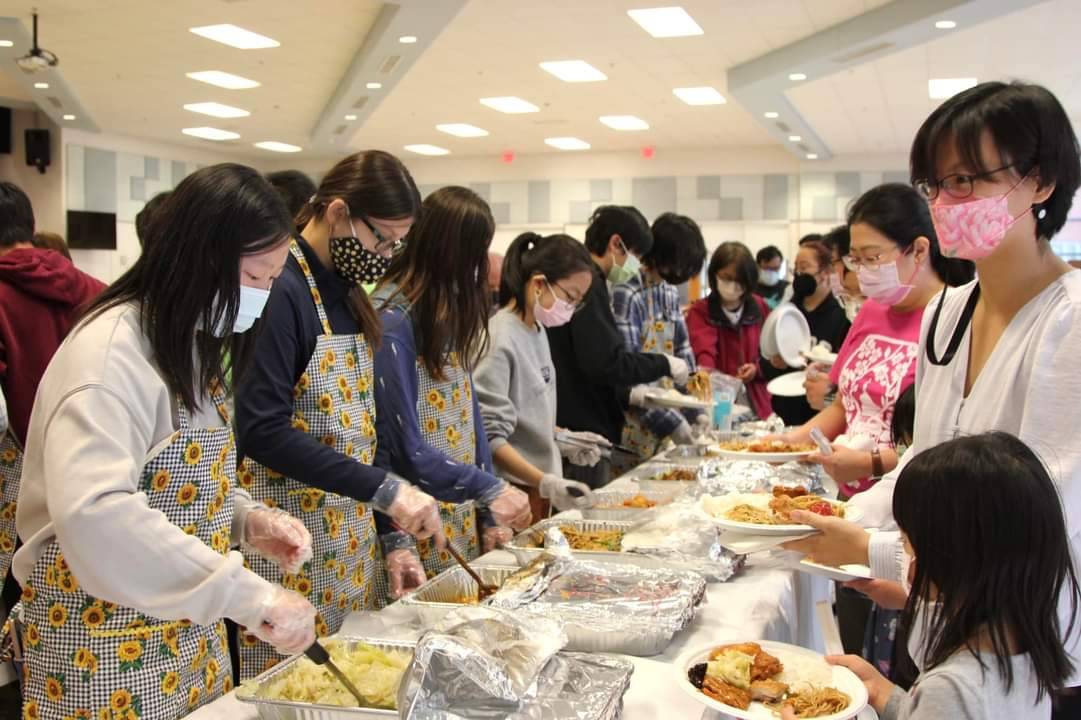 臺灣學校國高中生為在場每一位辛勞的媽媽和貴賓提供餐飲相關服務