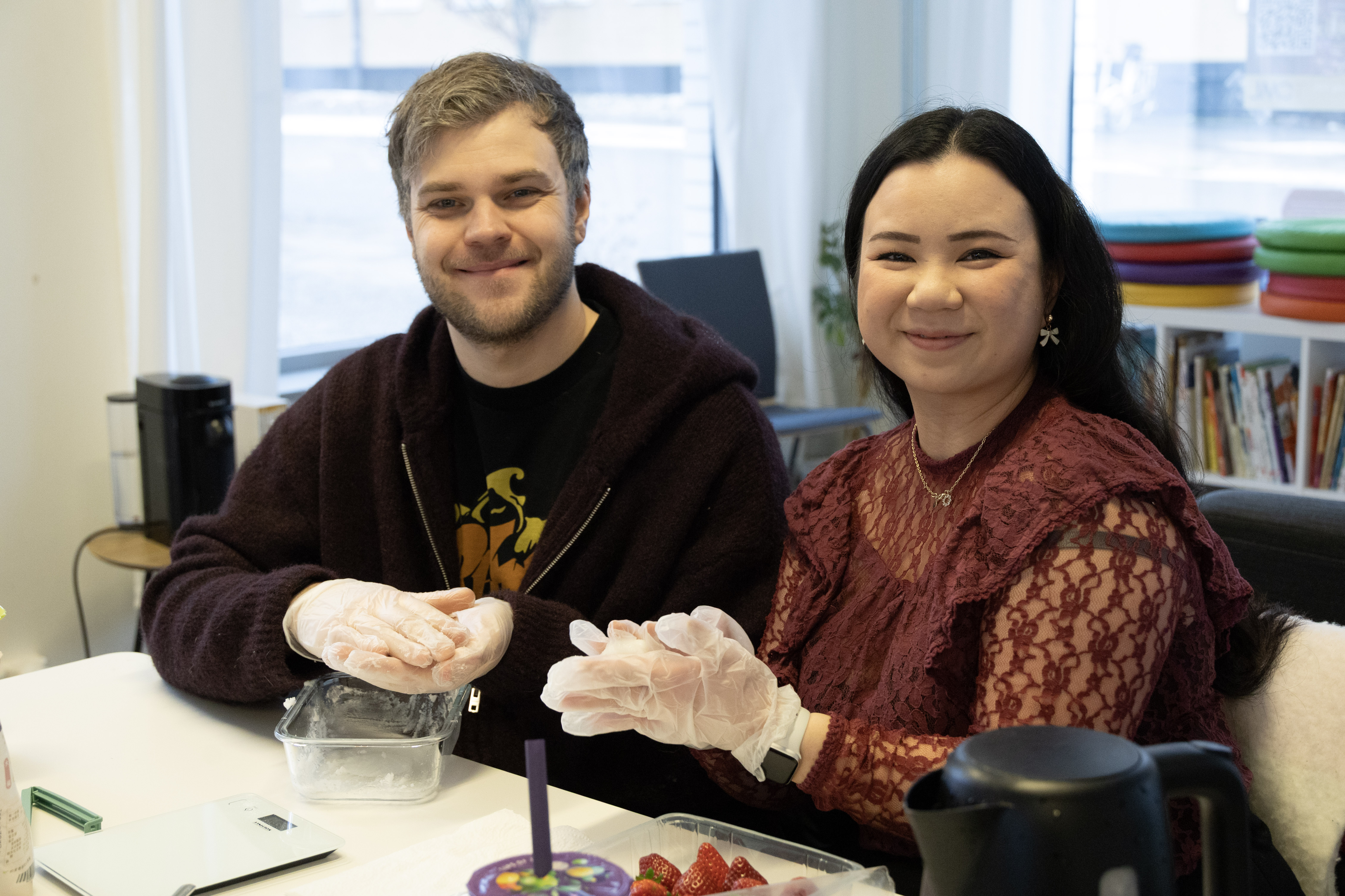 參加者從零開始製作自己的草莓大福