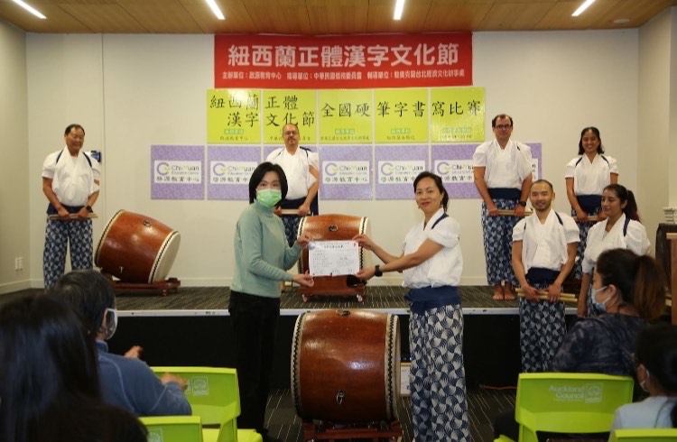 邱亞芬組長致贈感謝狀給雲太鼓