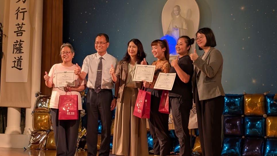 文僑中心代表僑委會感恩老師們的付出