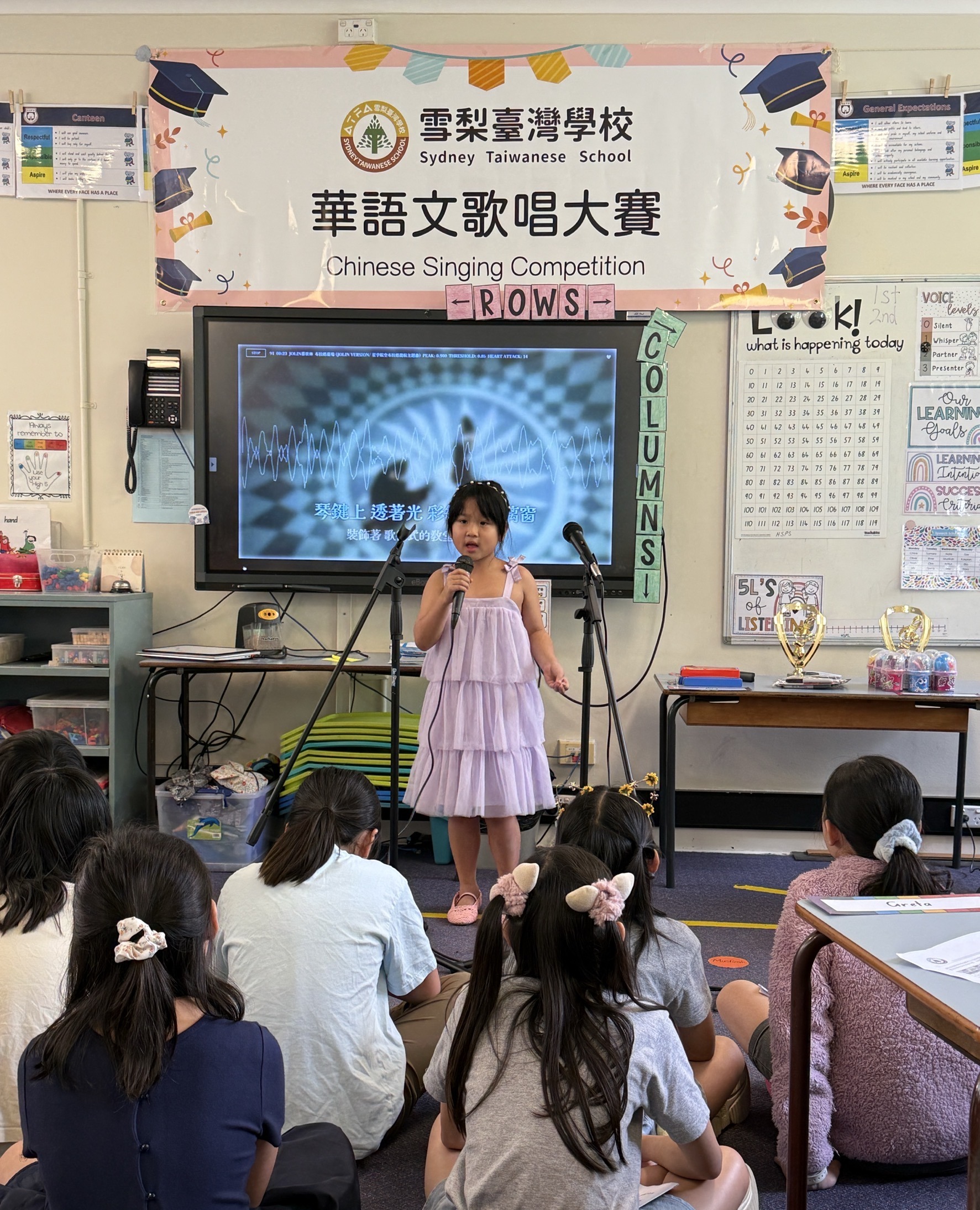 中心班孟曦霖特地前往北岸校區參賽，臺風穩健、發音清晰、演唱流暢且儀態大方，整體表現相當出色。 