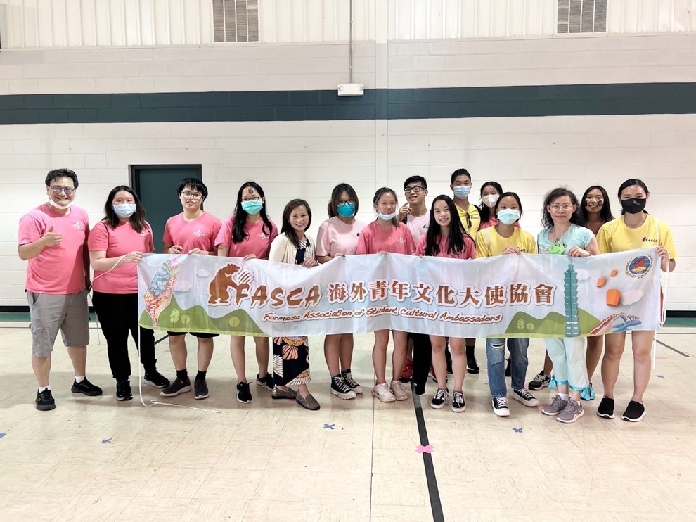 FASCA普林斯頓分會青少年志工來幫忙。