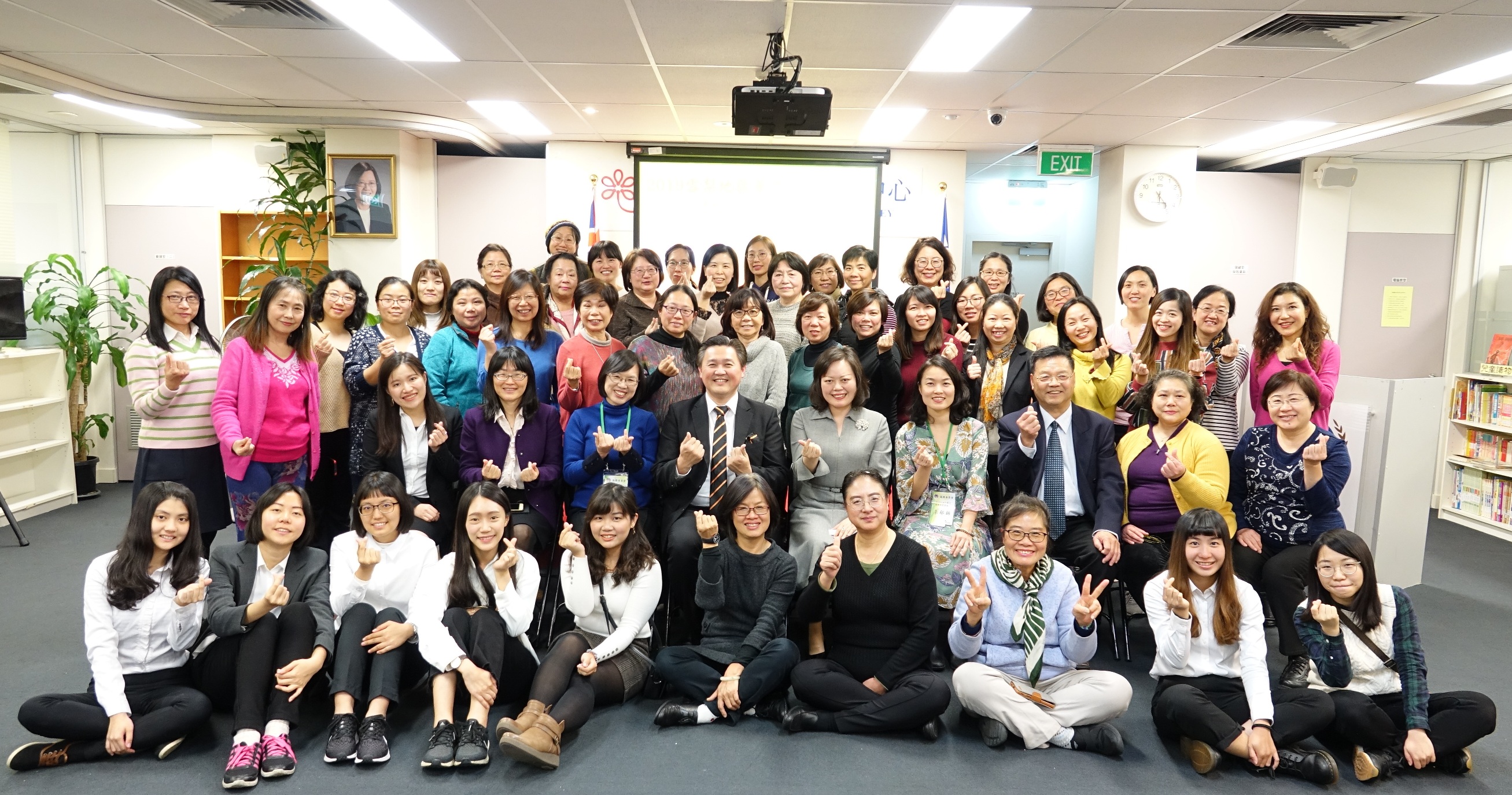 王雪虹處長(第二排坐者中)、林挺瑞會長(第二排坐者左四)、吳春芳主任(第二排坐者左二) 、呂進樑校長(第二排坐者右三)、蔡雅薰講師(第二排坐者左三)及李郁錦講師 (第二排坐者右四) 