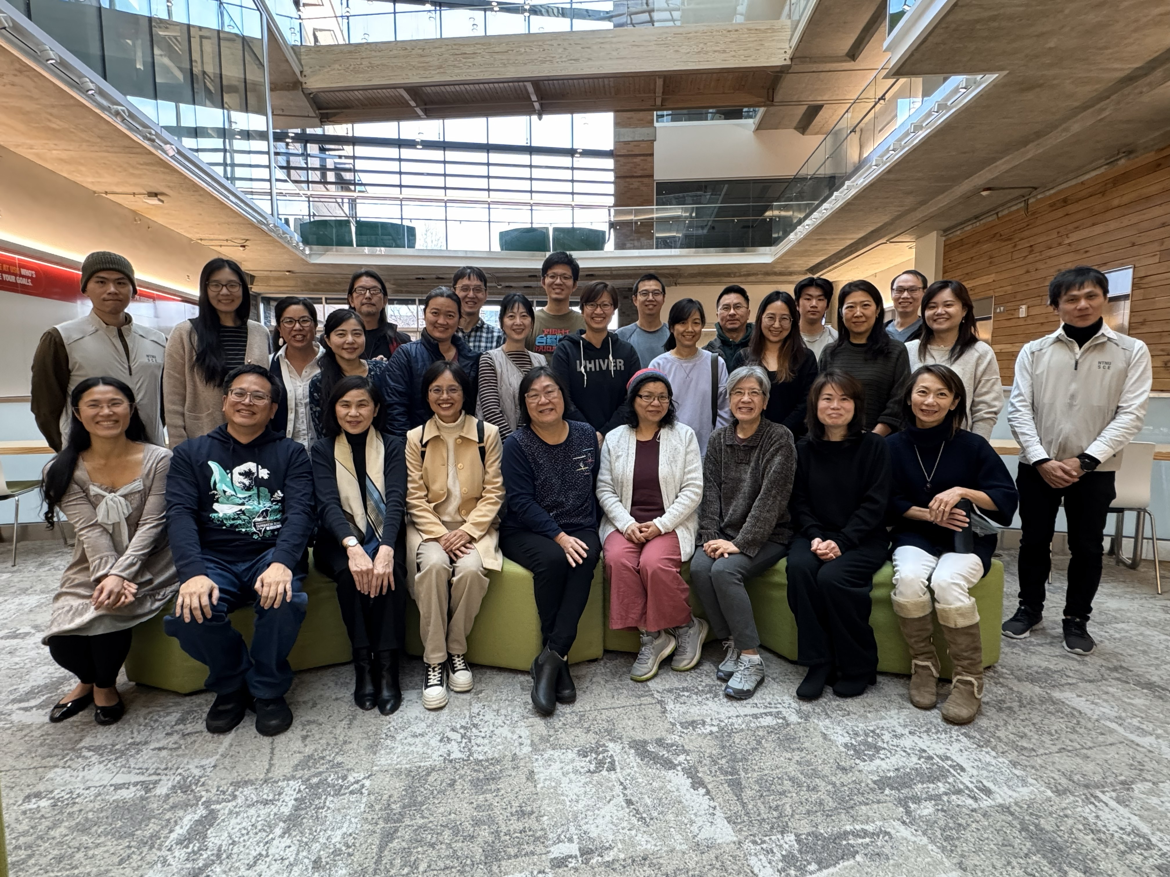 教育部終身教育司副司長顏寶月（左3），駐美國代表處教育組組長周慧宜（左2）、華府臺灣學校校長唐伯禹（左1）與試務人員及考生合影