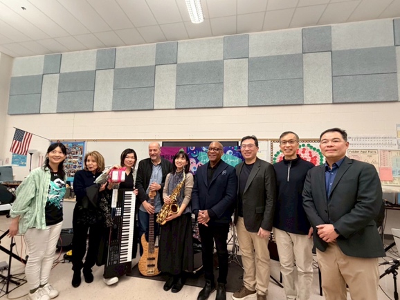 樂⼿們與僑教中⼼⿈主任合影