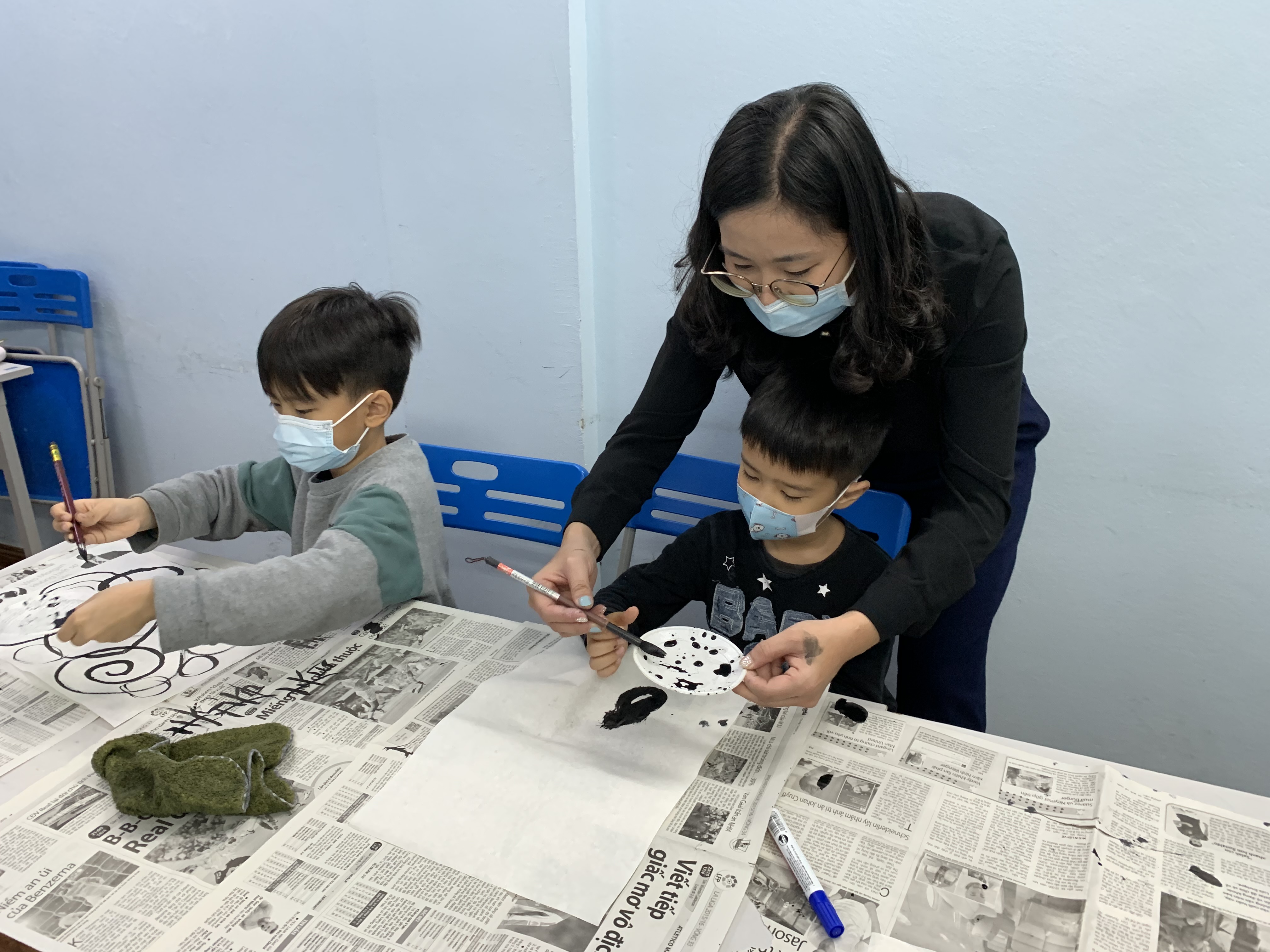 臺灣老師給小朋友上書法課