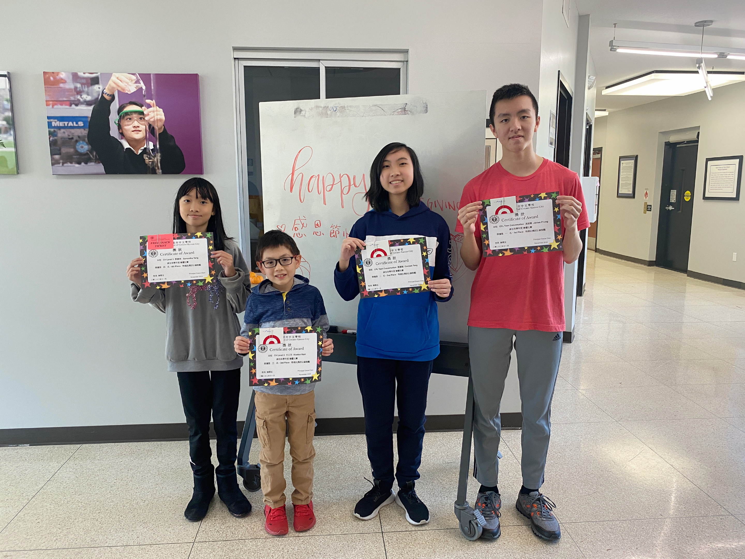 畫畫比賽的同學和他們的畫作。