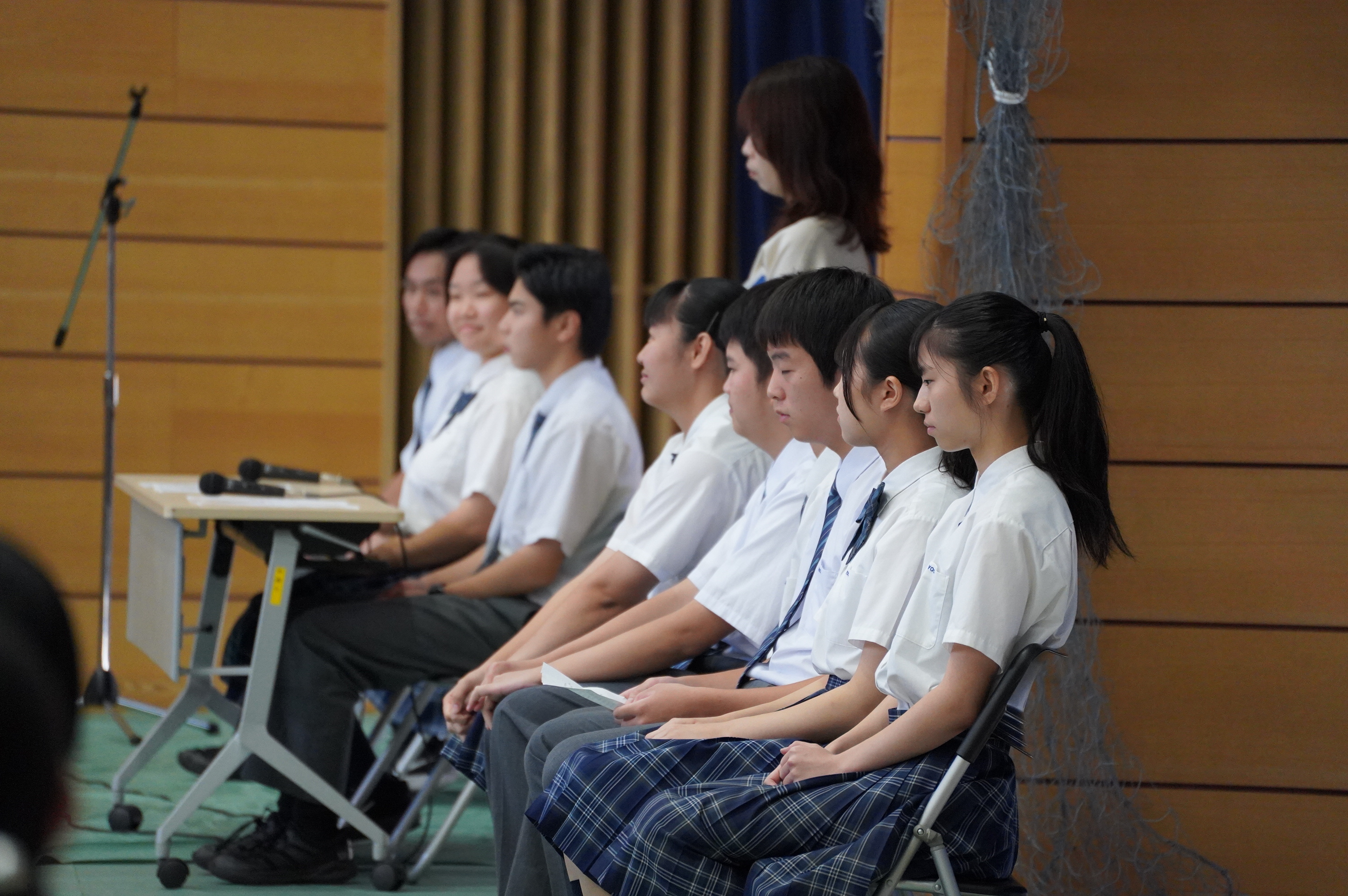 參賽者準備上場，神情十分緊張。