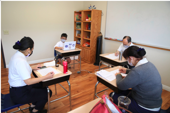 識字比賽考試中的學生，使用電腦讀出生字並造詞。