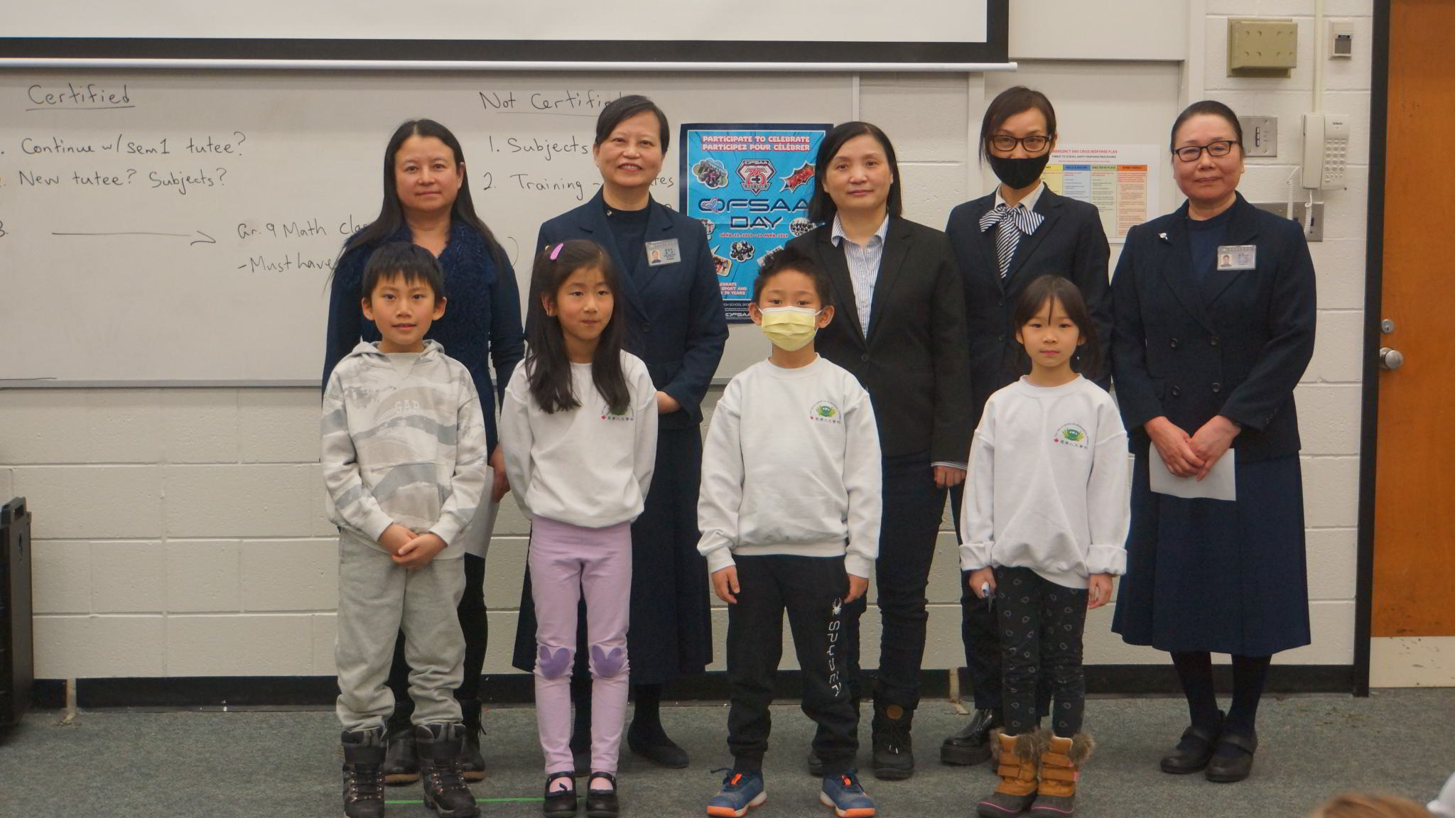 華語中階班鄭穎老師及邵校長、三位評審與得獎者合照。攝影者：陳永錩