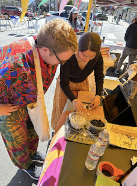 很多人聽到優美的旋律，陸續靠近