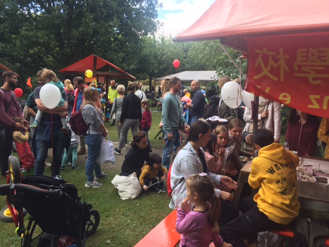 等著畫臉的小朋友大排長龍