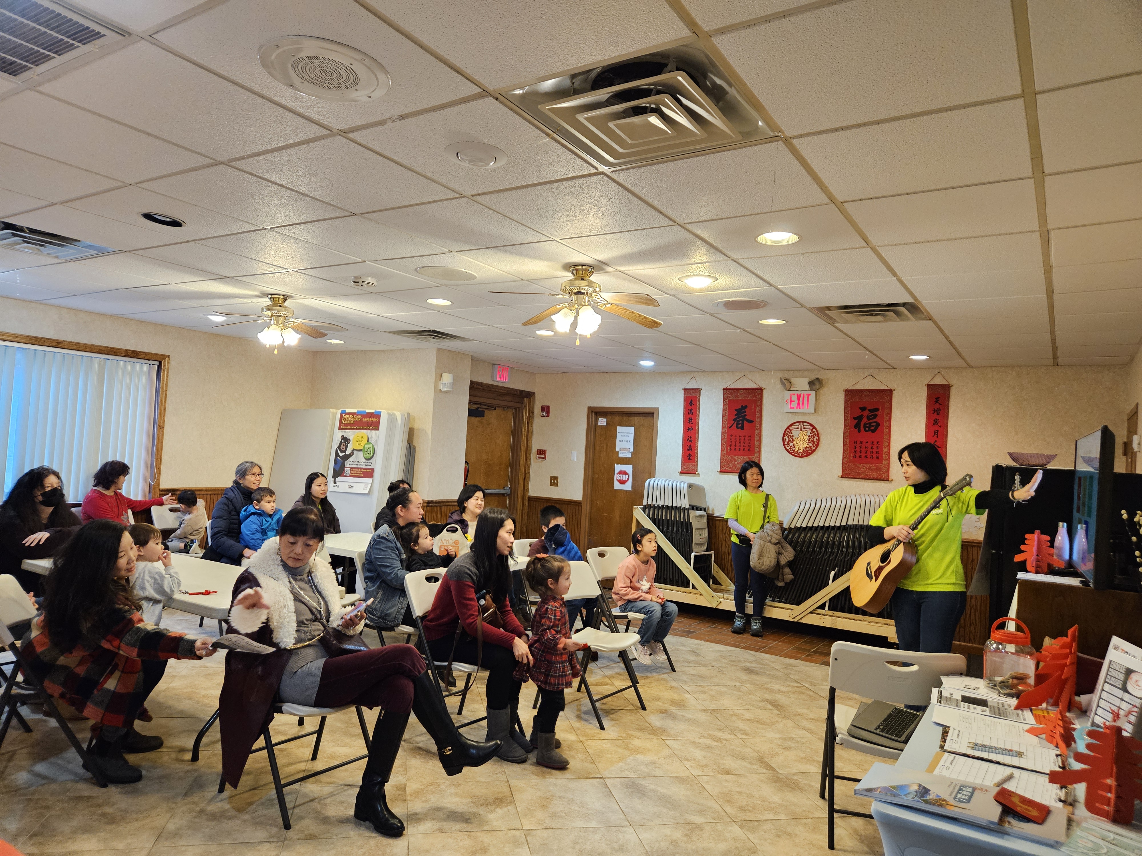 “一起來吃年夜飯” 與TCML成人班學生，以及僑校學生家長分享介紹年菜及吉祥話。