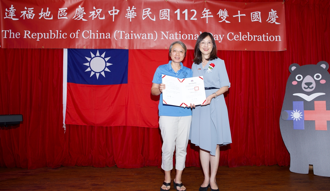 頒發獎狀給李暢老師