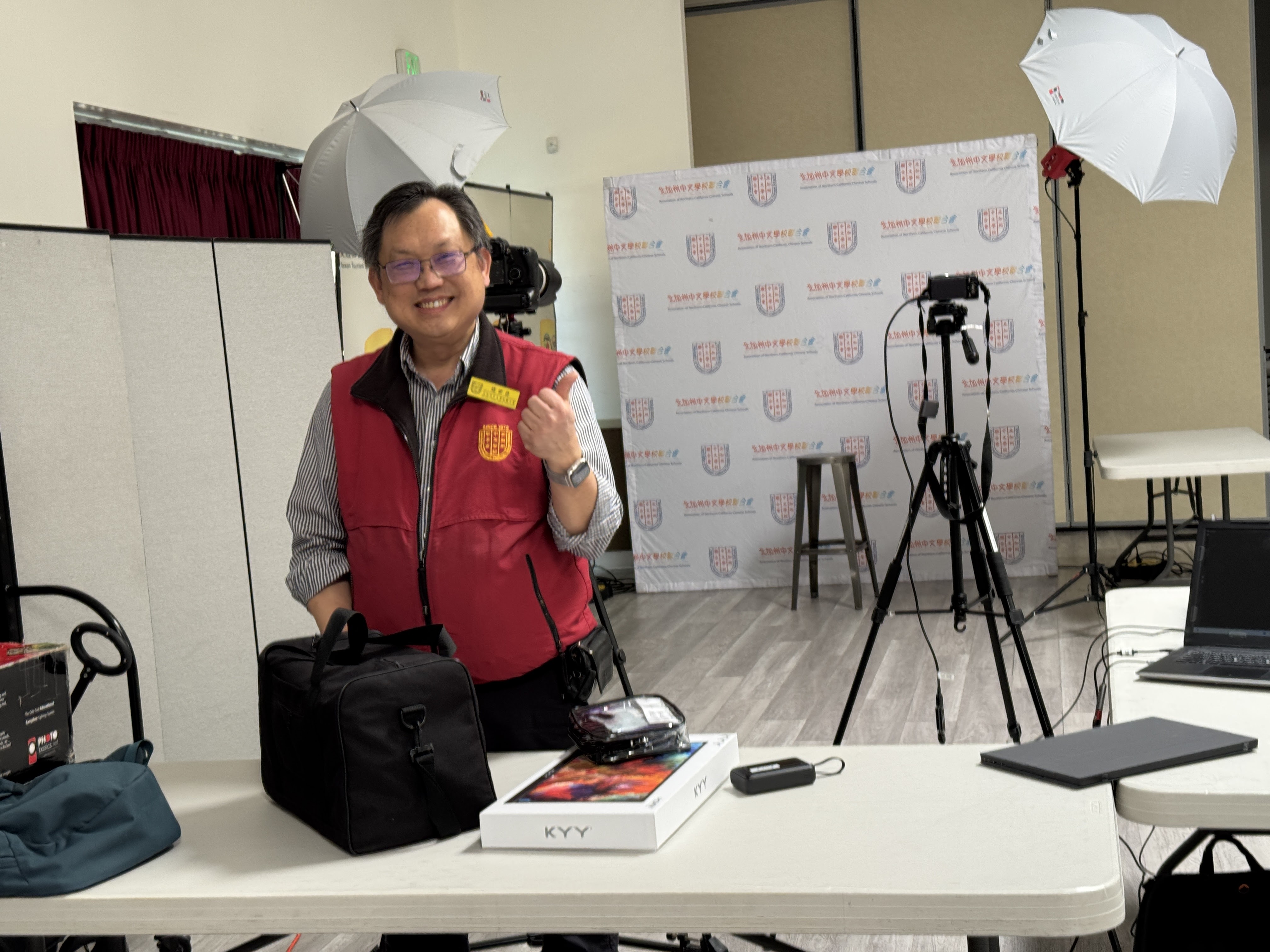 攝影組同仁安排為理事們拍攝年刊個人照