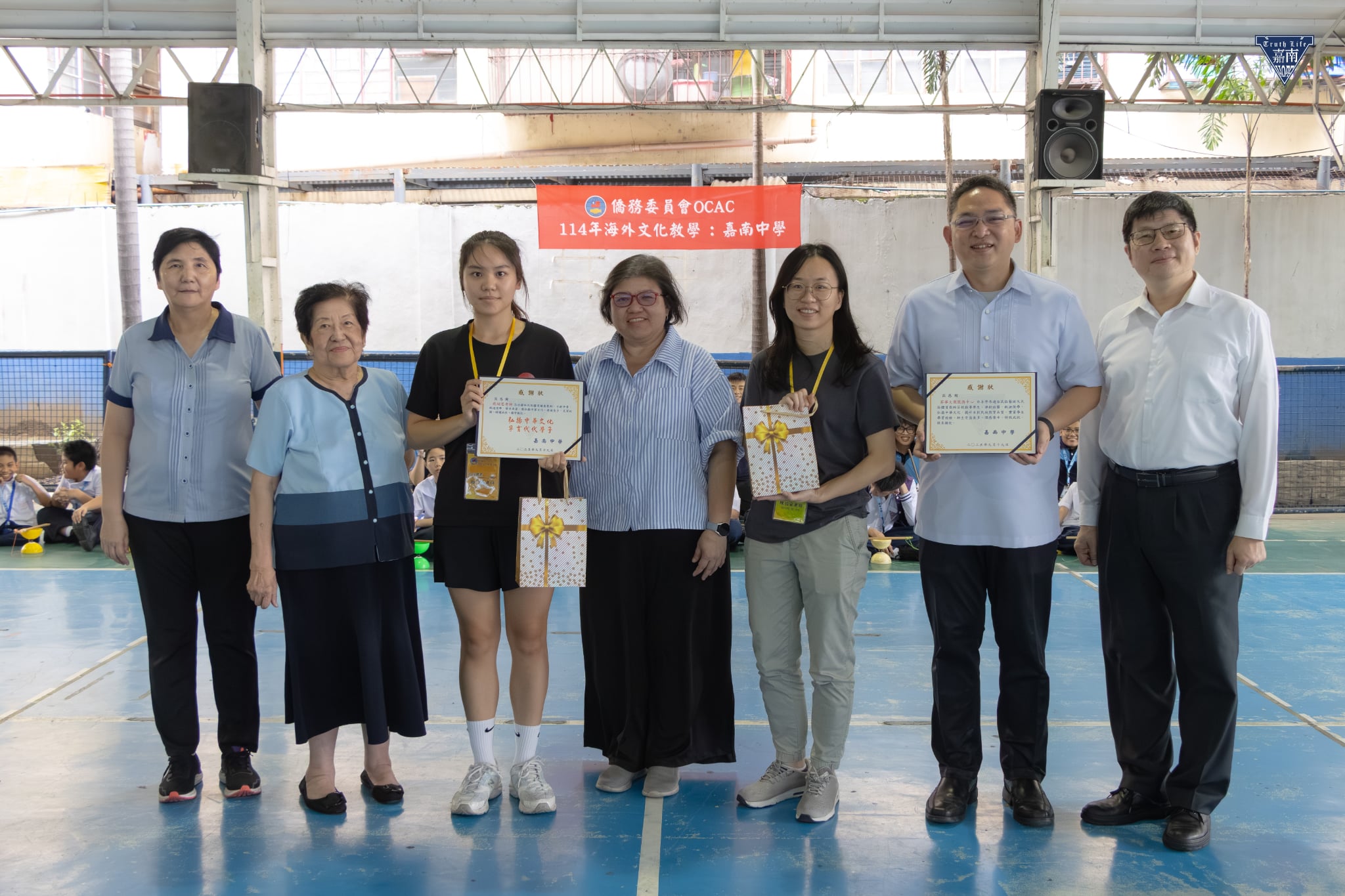 陳惠玲校長(中)頒贈感謝狀與菲華文教服務中心暨老師合照