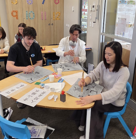 學員們使用水寫布與毛筆反覆練習基礎筆畫，在輕鬆無負擔的氛圍中感受運筆趣味。 