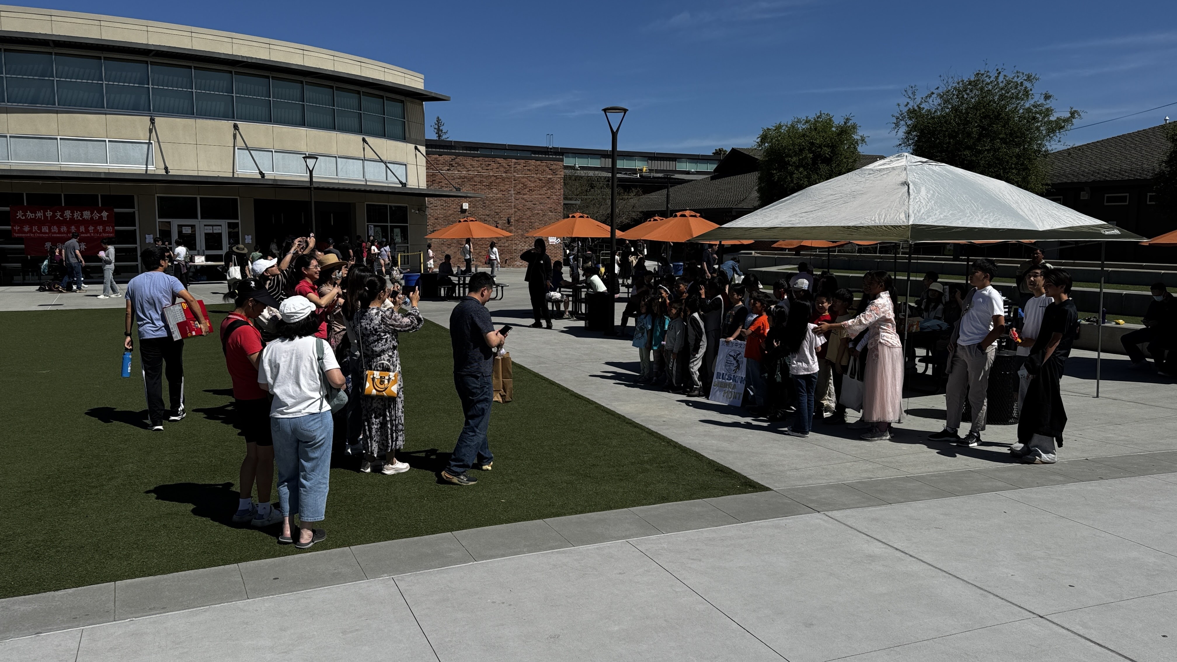 賽場外各校的陪賽家長及老師