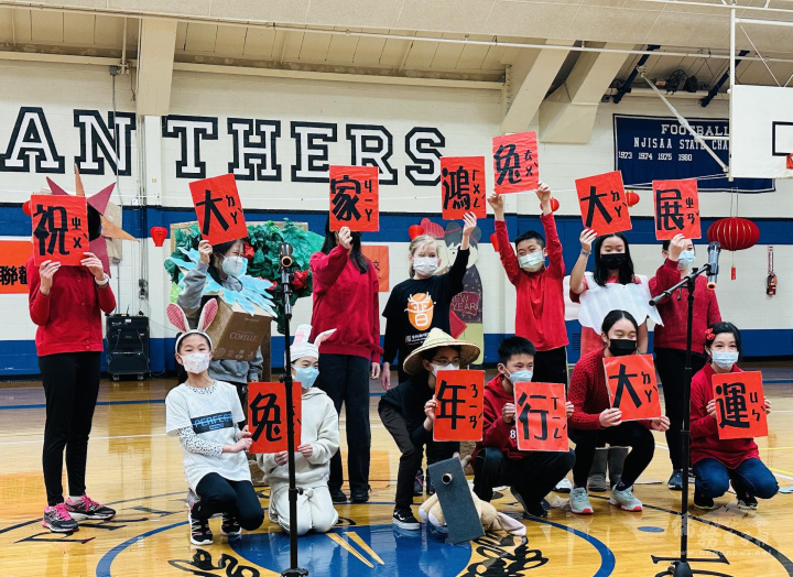六年級演出「守株待兔」成語小劇場，熱鬧有趣