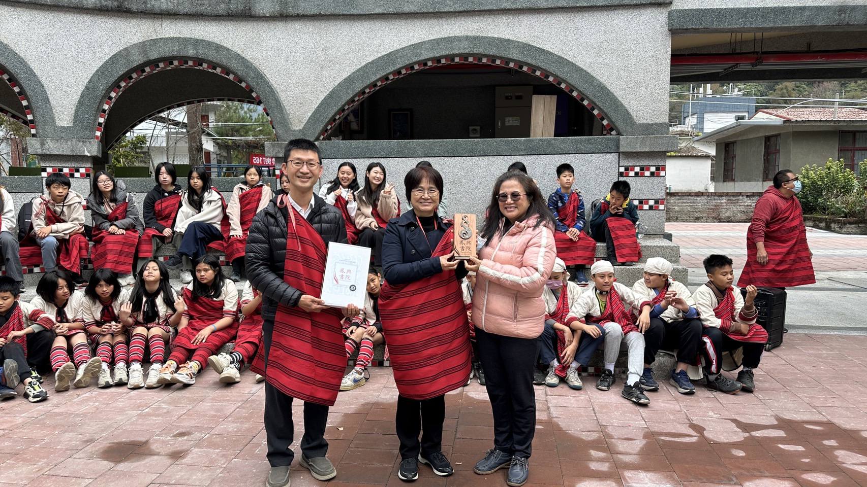 石清文老師帶領紐西蘭鳳興書院數位學習中心學生與南投縣仁愛鄉都達國民小學交流，體驗賽德克族的傳統歌舞、生活環境及飲食文化