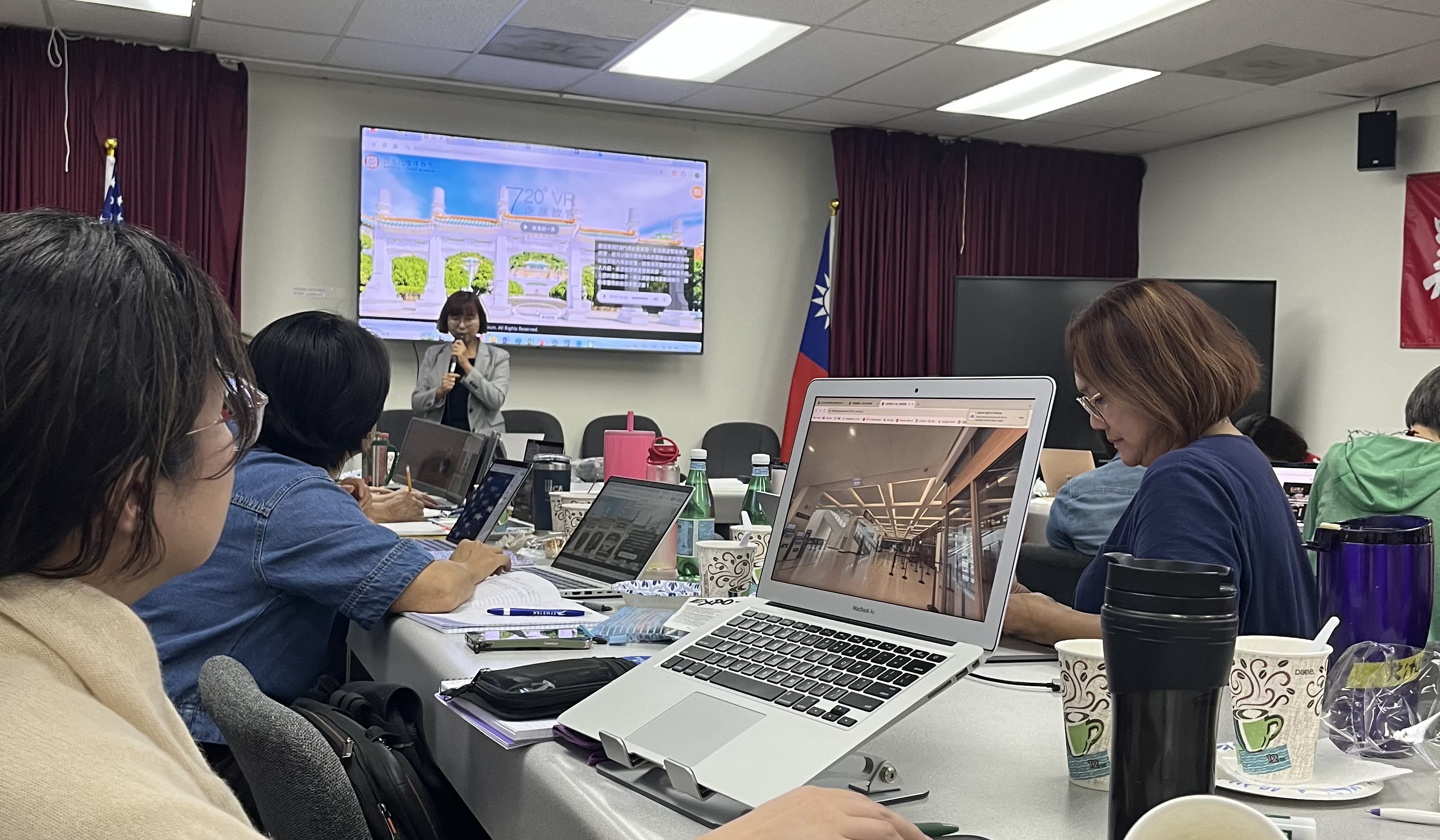 教師們認真地學習使用AI工具制作教案