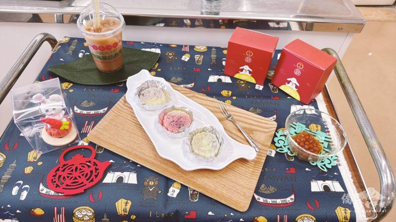 實作體驗成品展示，圖為冰皮月餅與珍珠奶茶