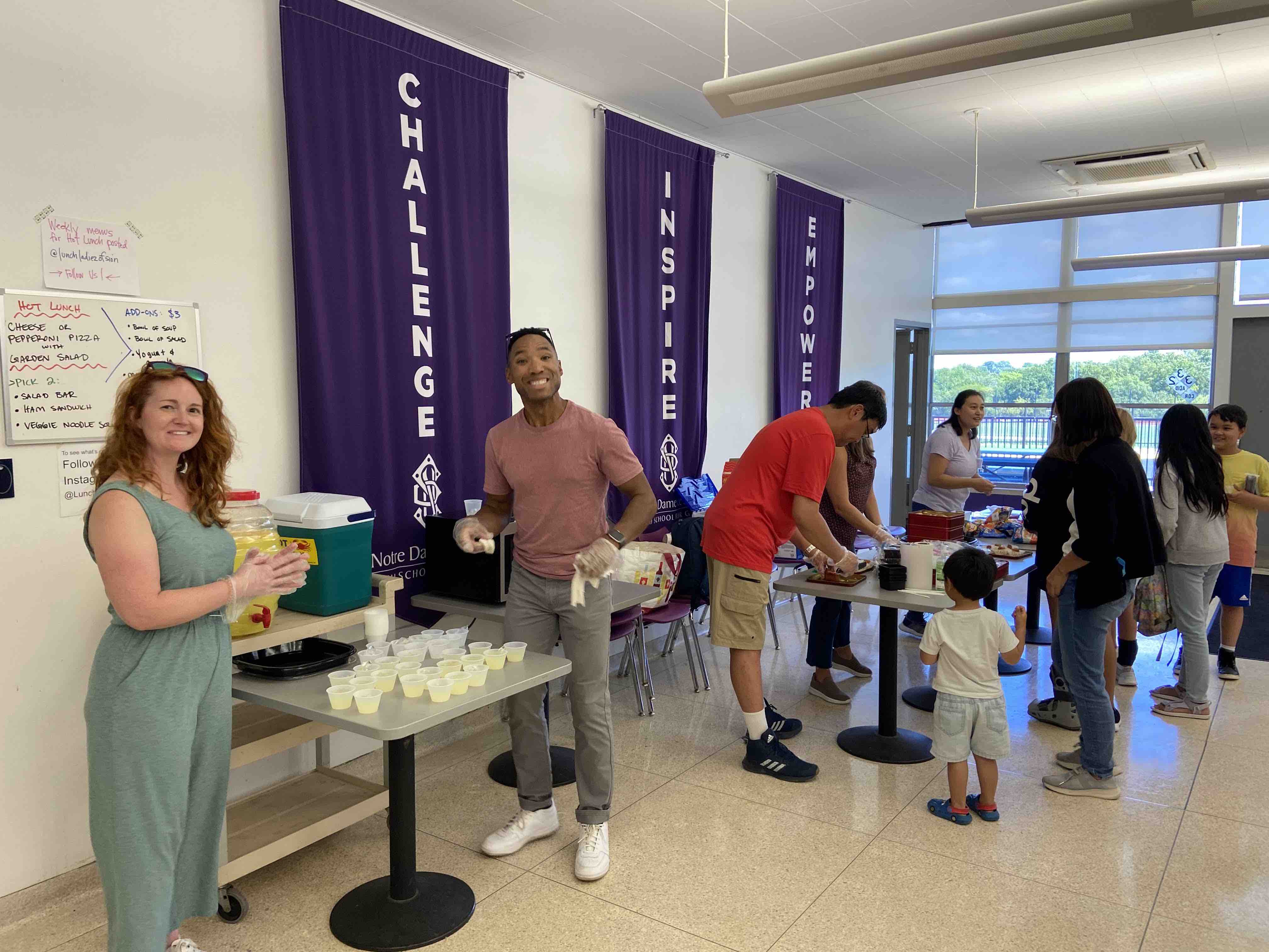 家長們熱心的幫忙讓同學們可以吃到月餅