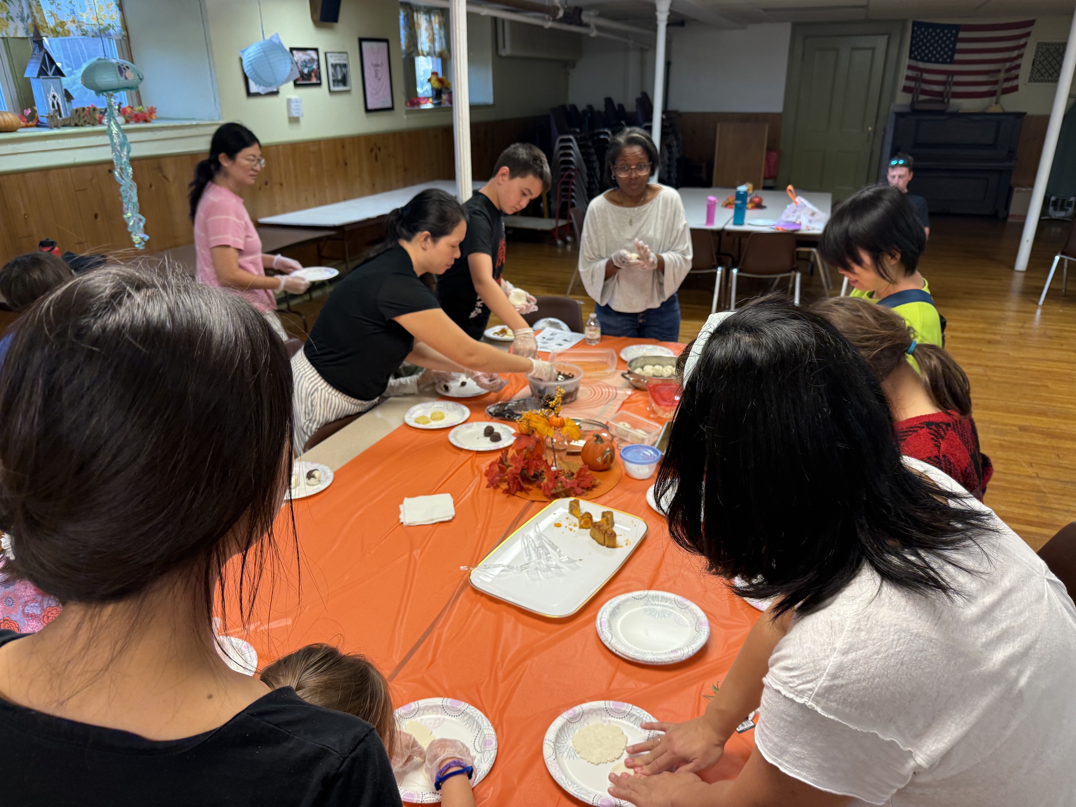 學員和小孩一起做米月餅