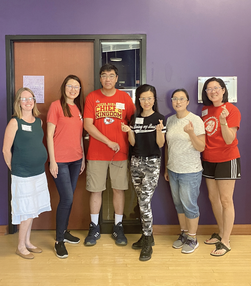 老師們都拿到一個藍光眼鏡幫助看電腦時使用