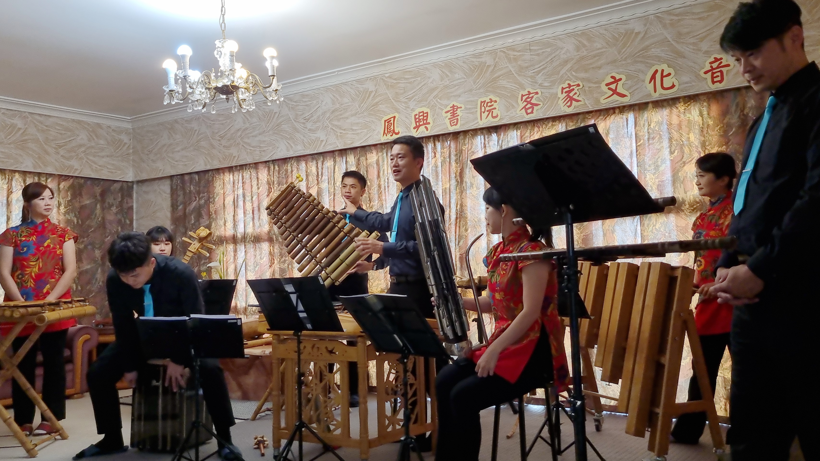 團長羅正楎一一介紹竹樂器名稱及特色