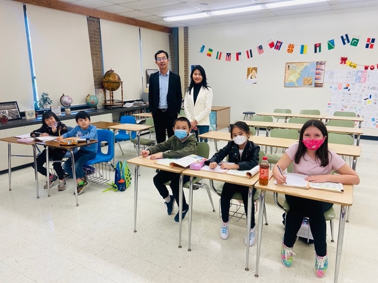 紐約華僑文教服務中心副主任林威廷(左)和文化主任李端君(右) 參觀各班級寫字比賽。