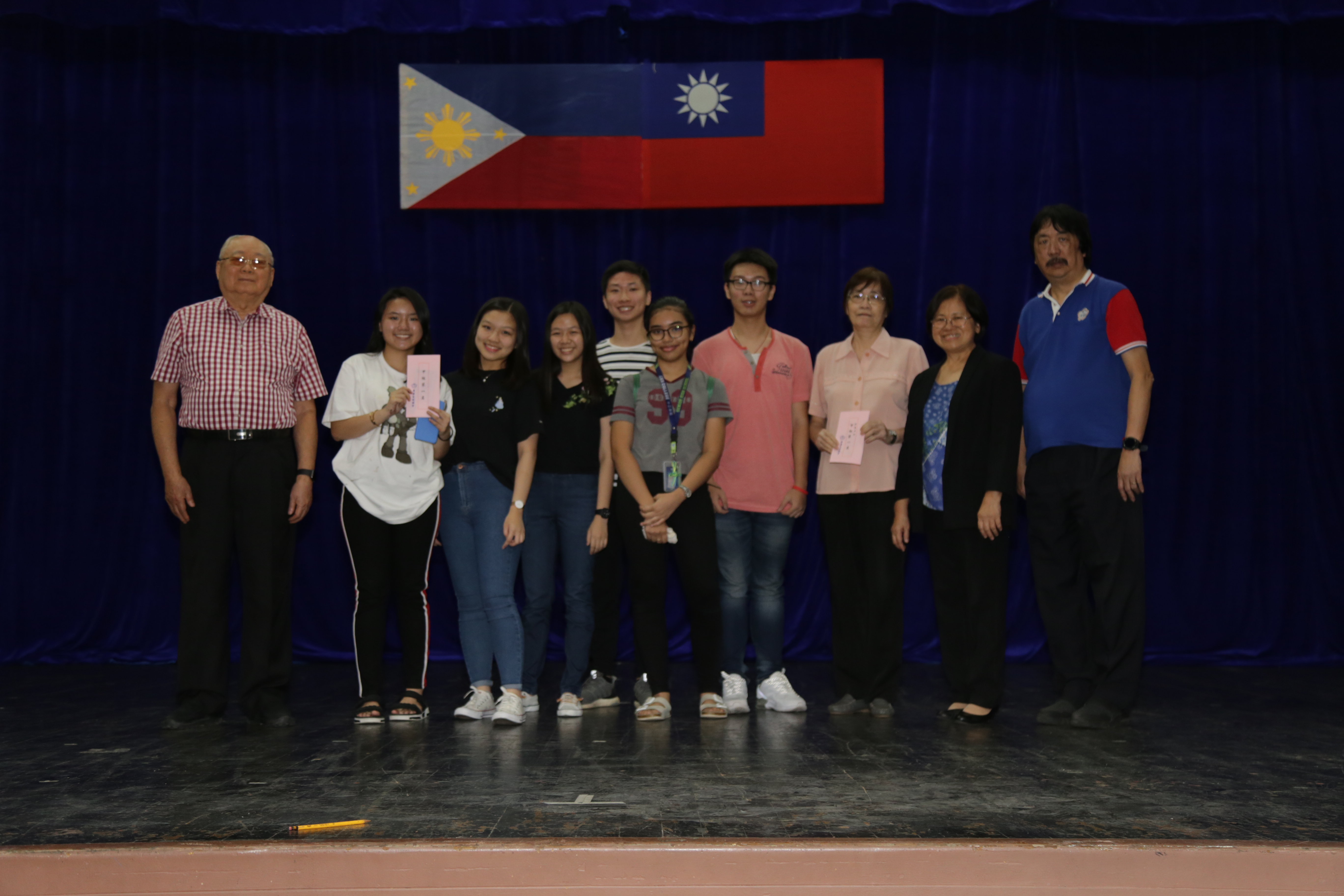 榮獲甲組第一名菲律濱中正學院，由指導老師陳錦芳﹝右三﹞率領獲獎學生接受獎金獎狀時影。