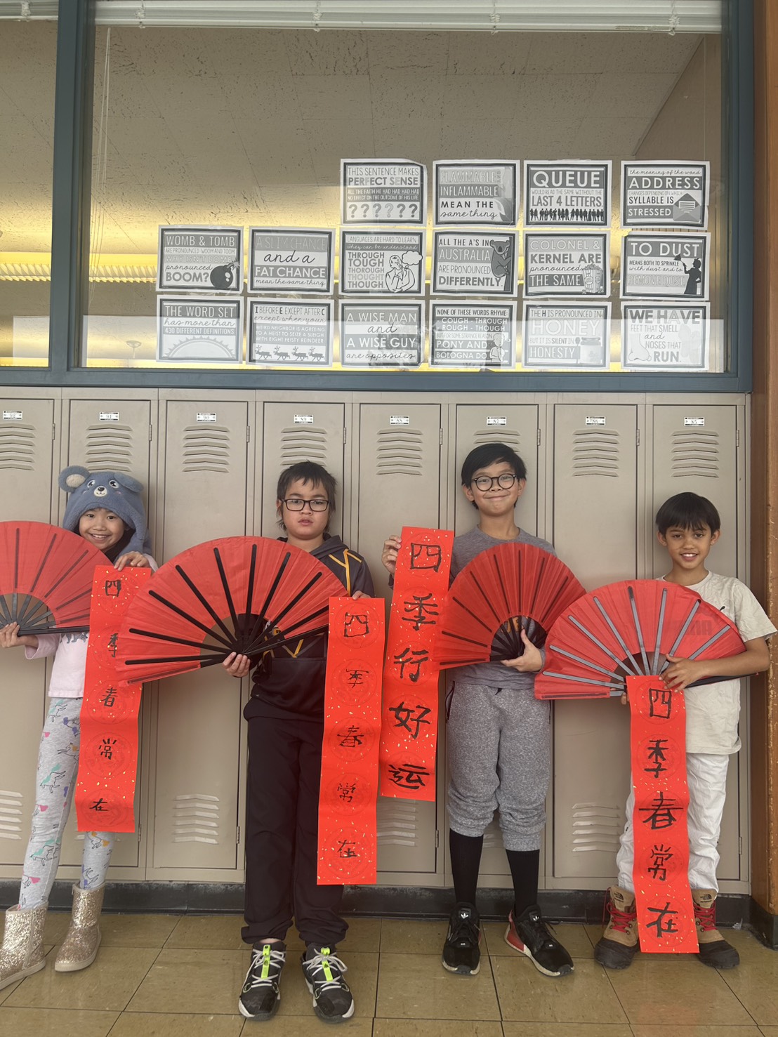 學生們展示自己的作品