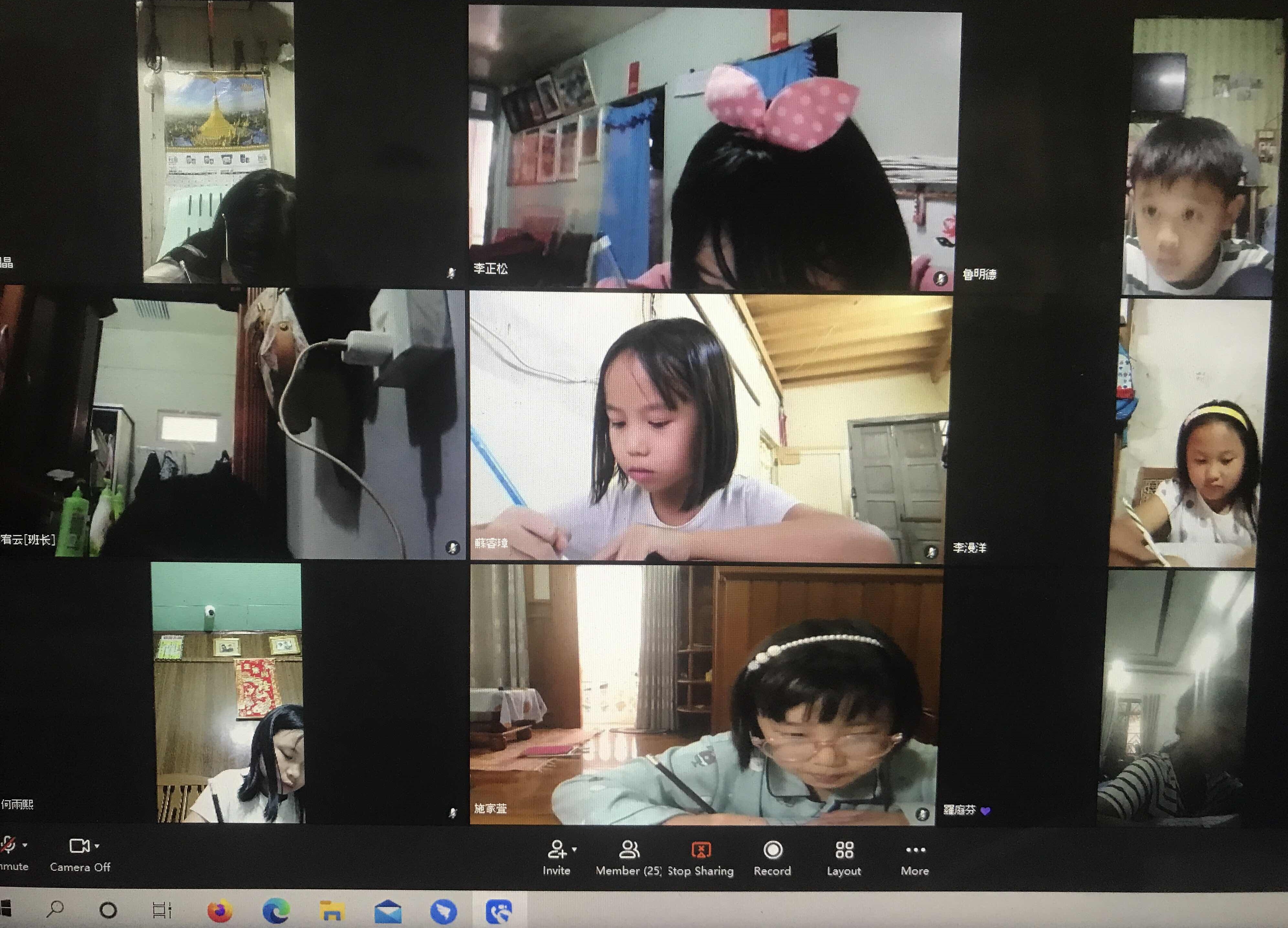 東枝興華學校舉辦正體漢字文化節-書法比賽，參賽學生在鏡頭前聚精會神的運筆參賽。