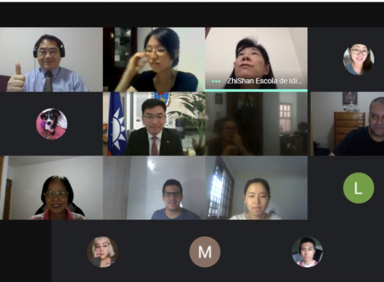 華僑文教中心劉俊男主任（左上一）及蔡副主任（中間左二）分別致詞。