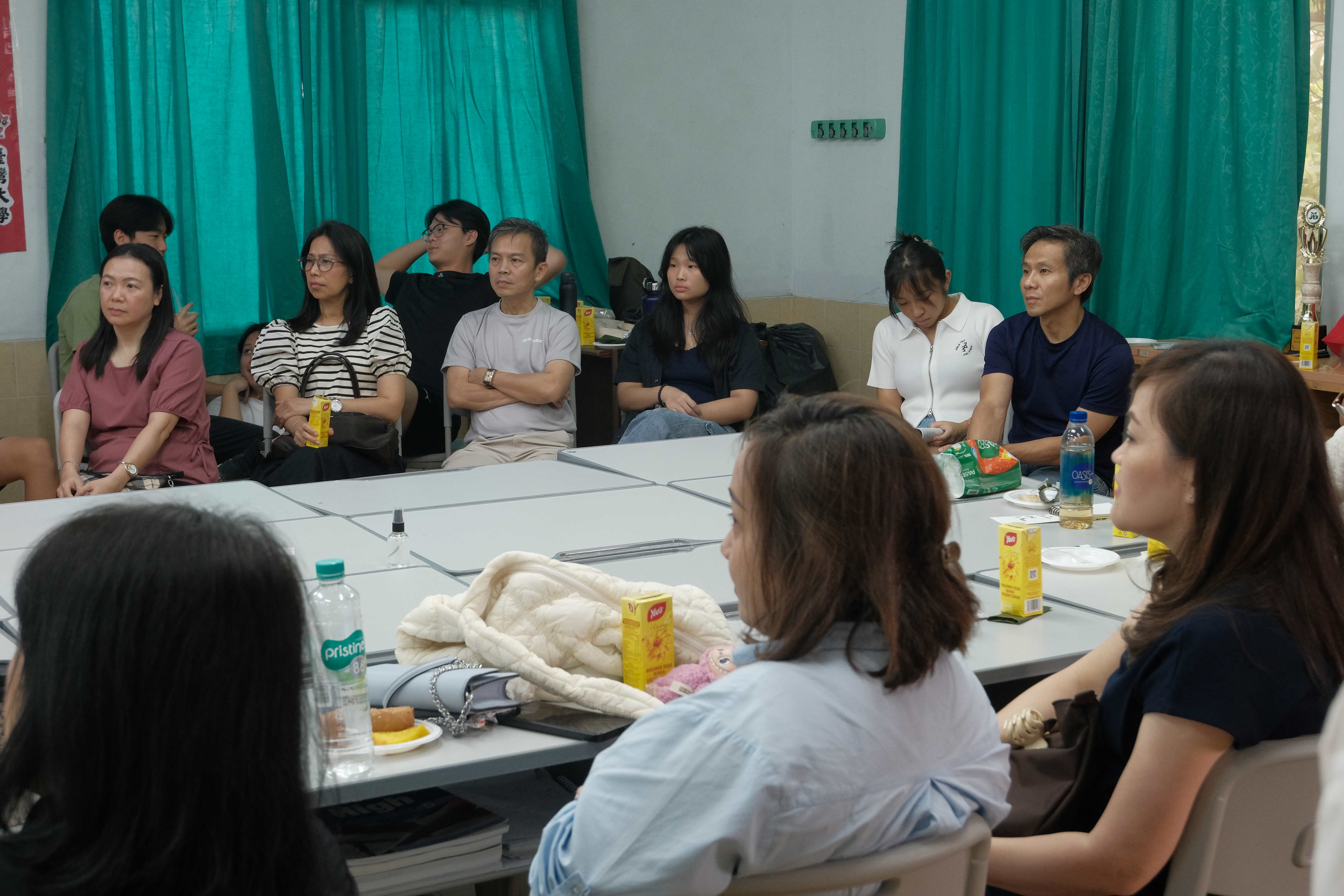 熱情參與班親會的家長們