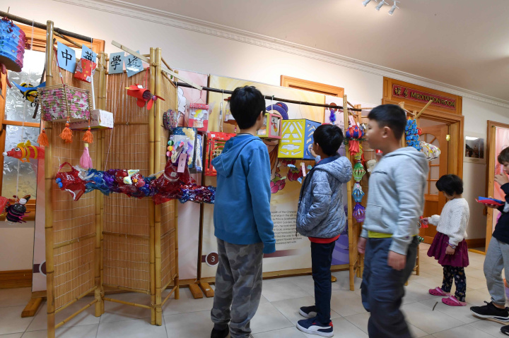 學生觀賞參賽燈籠