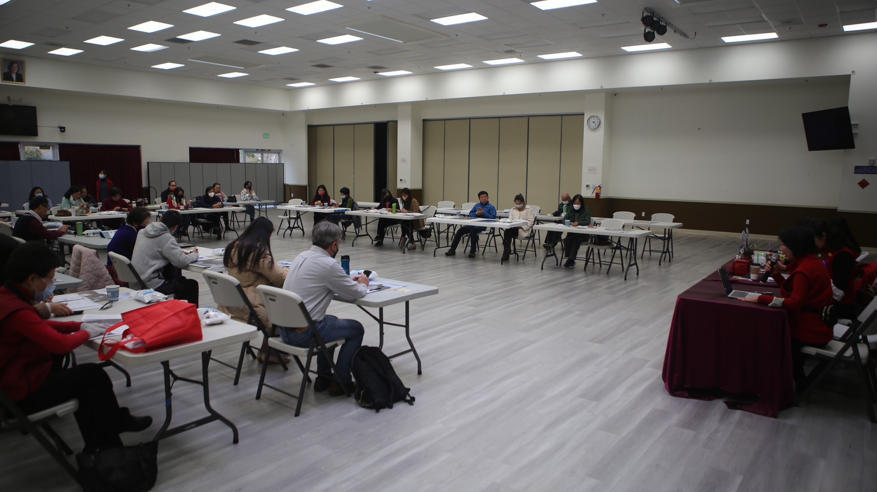 會議中，理事們聆聽聯合會各組報告