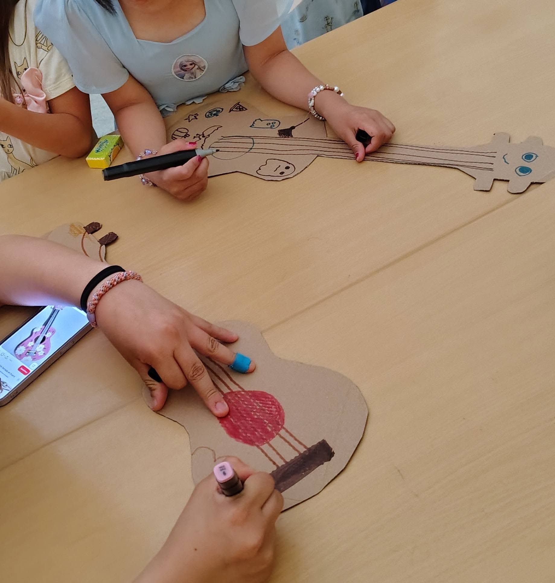 手作紙板吉他DIY，孩子們發揮創意彩繪設計，打造屬於自己的獨特吉他，享受手作與藝術創作的樂趣。
