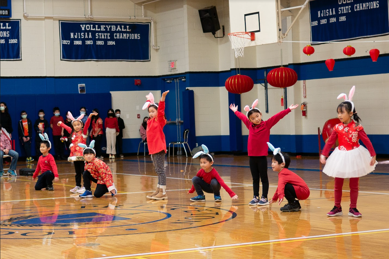 一年級小朋友表演「兔子舞」，純真可愛