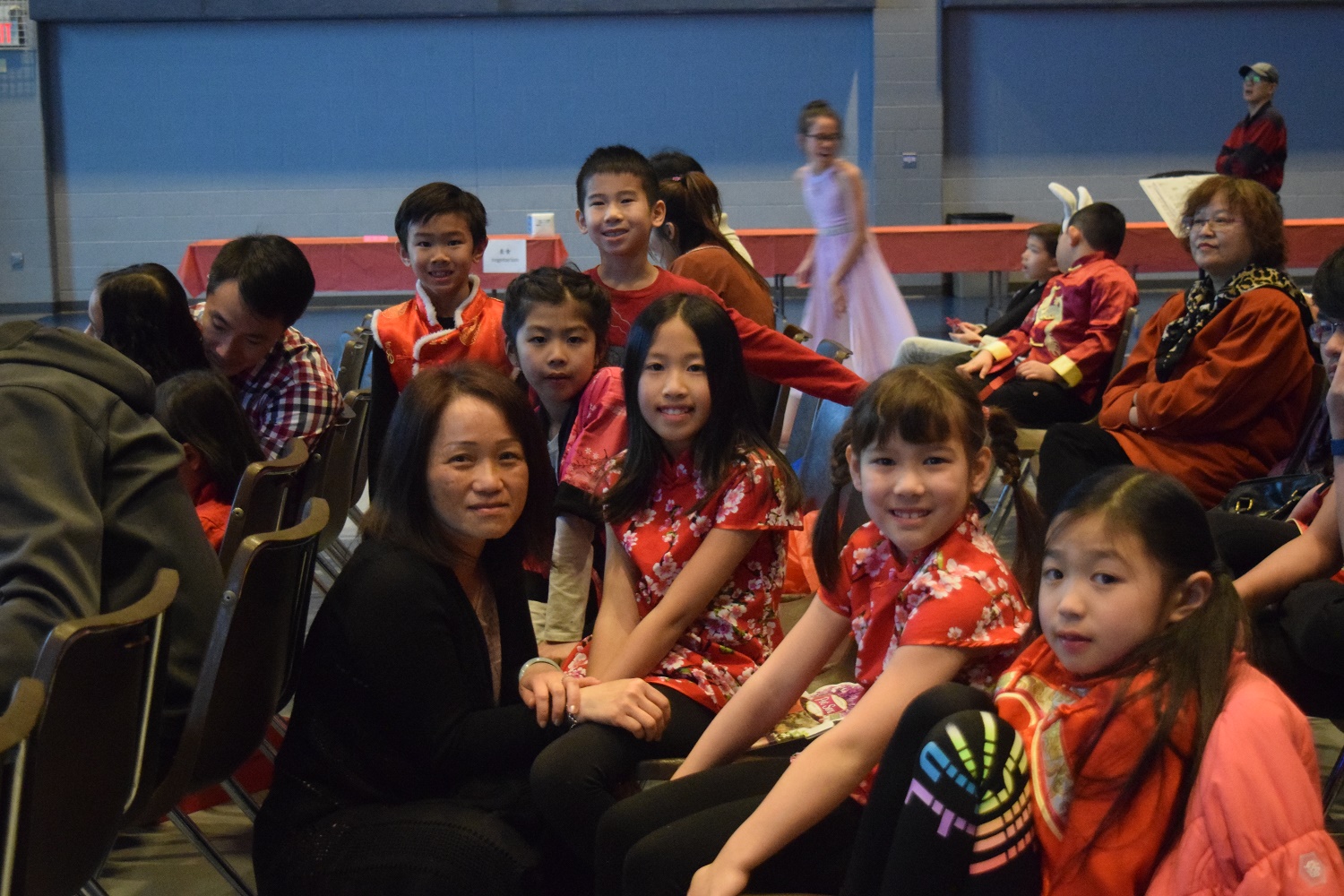 活潑可愛的學生們身穿應景服飾  增添新春喜氣