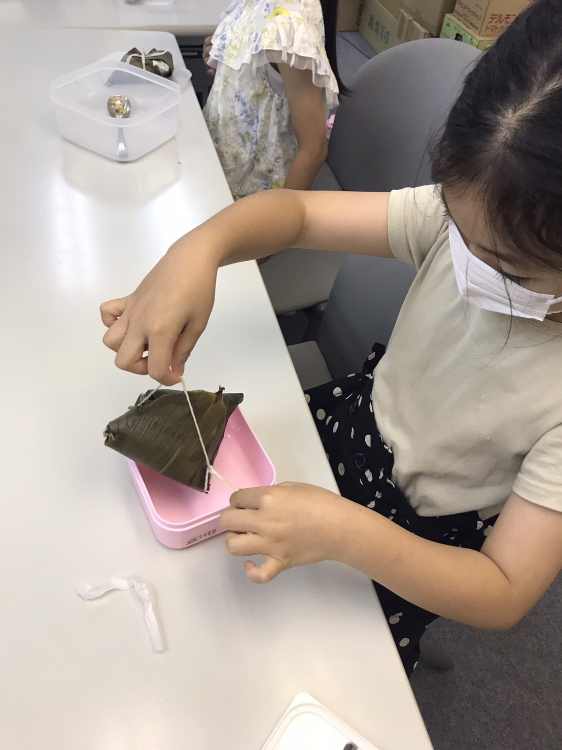 品嚐自己做的粽子