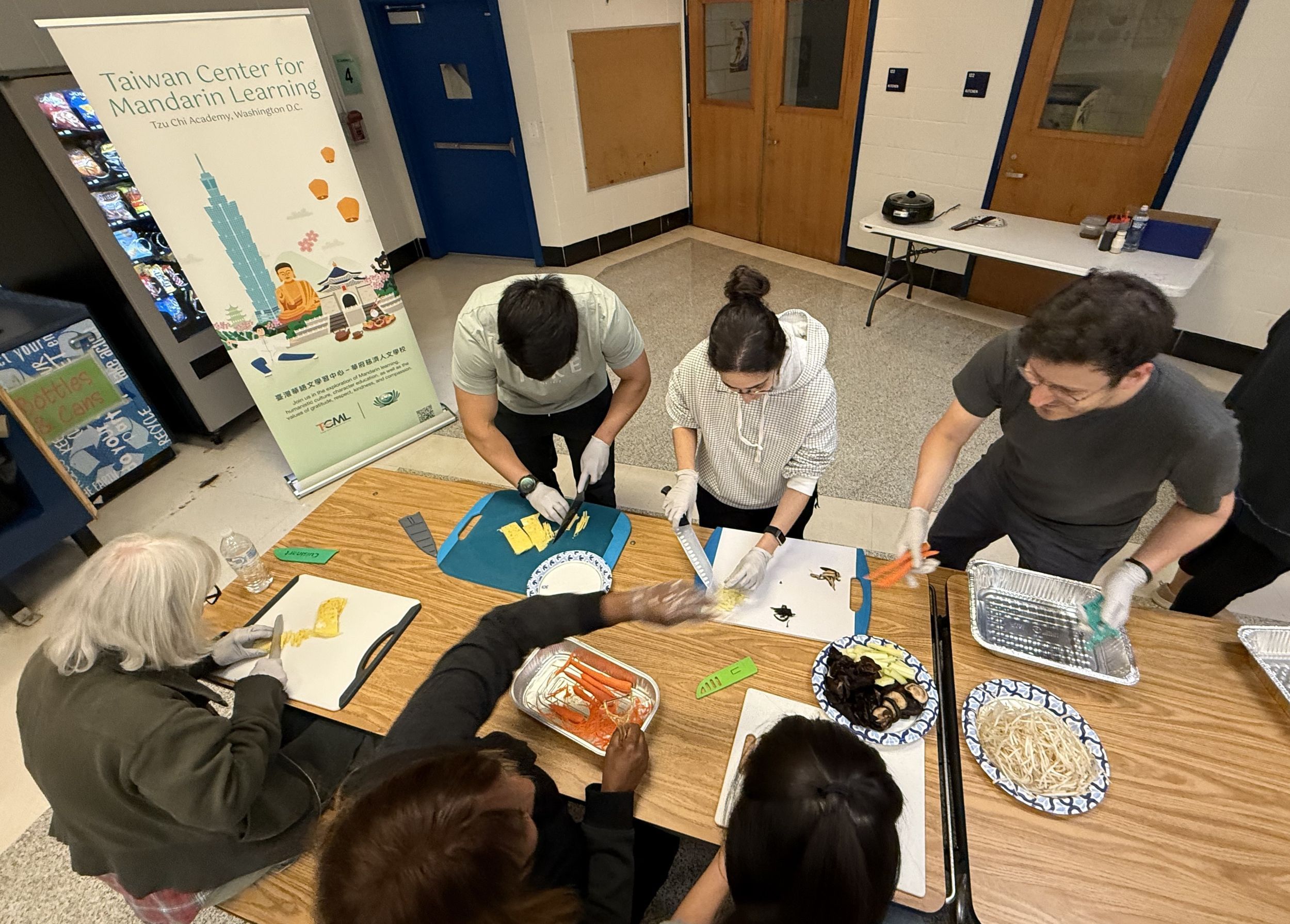 成人班學生動手做炒米粉的各種食材
