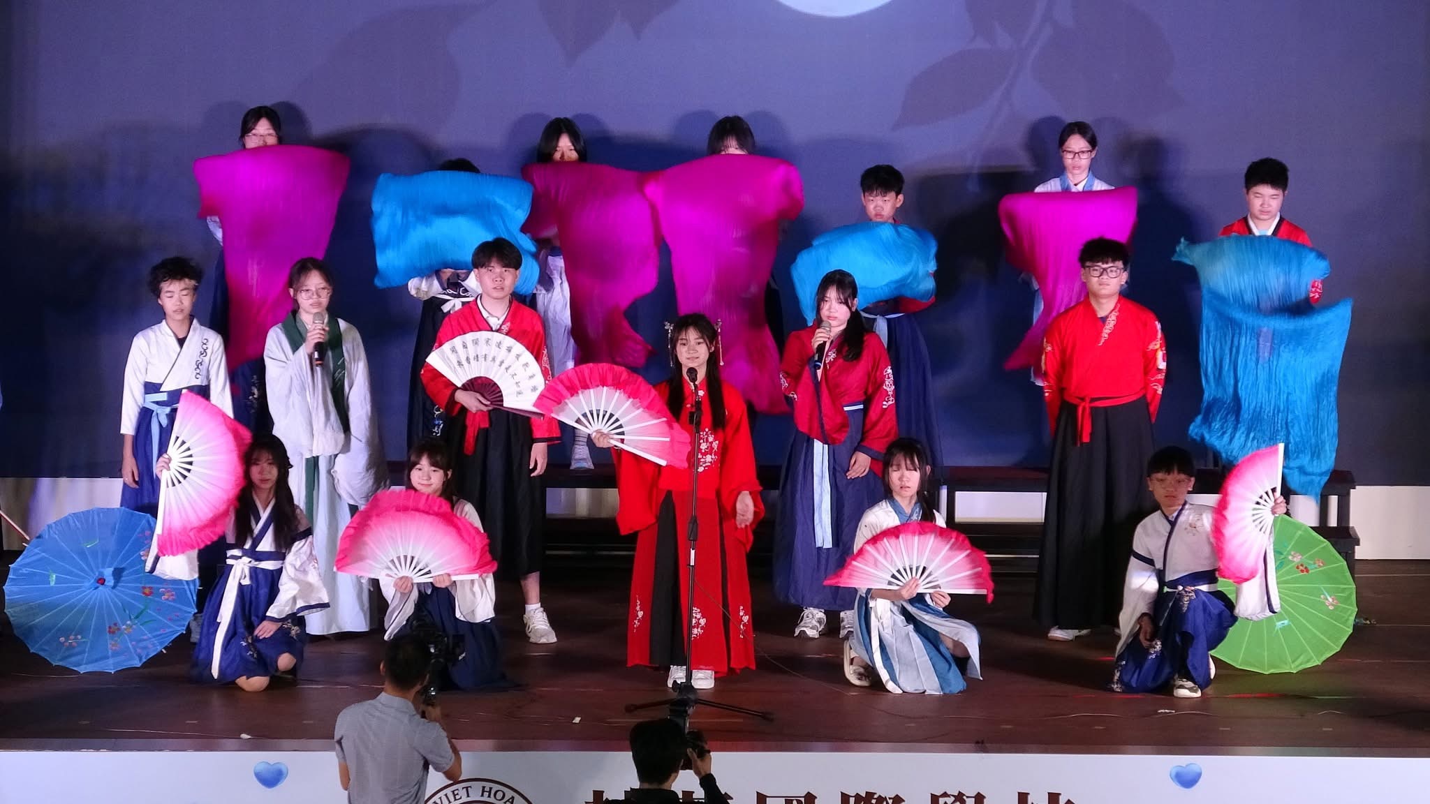 舞台表演與音樂 學生身著傳統漢服，表演舞蹈、朗誦與音樂演奏，展現中華文化的多元風采。